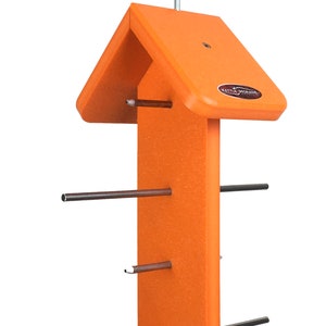 Puede incluir: Un comedero para p&aacute;jaros naranja con techo a dos aguas y un gancho met&aacute;lico para colgar. El comedero tiene varias varillas met&aacute;licas que se extienden desde la estructura central, dise&ntilde;adas para sujetar comida para p&aacute;jaros. La marca "Kettle Moraine" es visible.