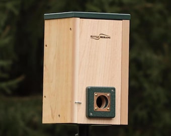 Cajas nido de cedro Kettle Moraine en tamaños pequeño y grande con techo verde reciclado.
