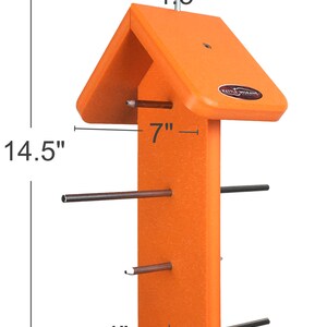 Puede incluir: Un comedero para p&aacute;jaros naranja con un techo puntiagudo y m&uacute;ltiples perchas met&aacute;licas. El comedero mide 36.8 cm de alto, 17.8 cm de ancho y 10.2 cm de profundidad. Tiene un gancho met&aacute;lico para colgar y la marca "Kettle Moraine" es visible.
