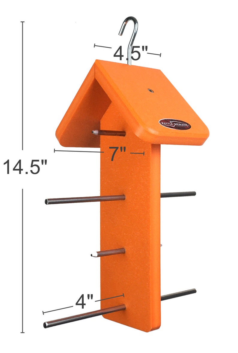 Puede incluir: Un comedero para p&aacute;jaros naranja con un techo puntiagudo y m&uacute;ltiples perchas met&aacute;licas. El comedero mide 36.8 cm de alto, 17.8 cm de ancho y 10.2 cm de profundidad. Tiene un gancho met&aacute;lico para colgar y la marca "Kettle Moraine" es visible.
