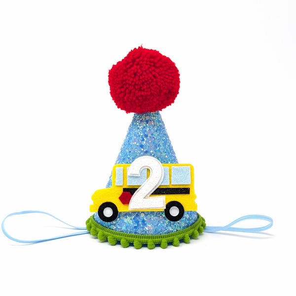 Verjaardagsfeestje schoolbus, wielen op de bus verjaardagshoedje, gele bus verjaardagshoedje, kleine blauwe olijf, verjaardagshoedje