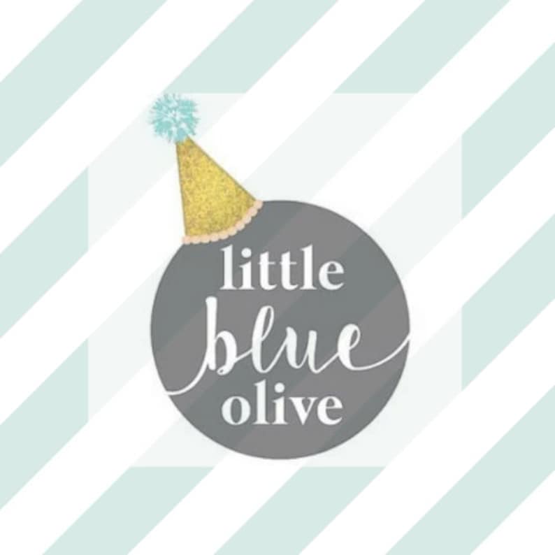 Op de afbeelding: Een grijze cirkel met de tekst "little blue olive" in wit. Een gouden feestmuts met een blauwe pompon zit bovenop de cirkel.