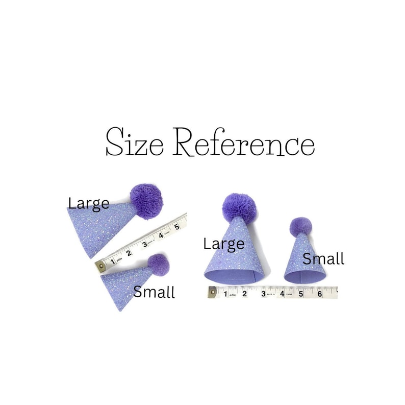 Op de afbeelding: Twee paarse glitter-partyhoedjes met pompoenen, een met het label "Large" met een diameter van 4 inch en de andere met het label "Small" met een diameter van 3 inch. Een liniaal wordt gebruikt om het verschil in grootte te laten zien.
