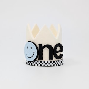 Un feliz cumpleaños, cumpleaños con cara sonriente, un tipo feliz, cumpleaños con emoji sonriente, corona de cumpleaños de oliva azul