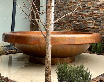 Round copper bathtub