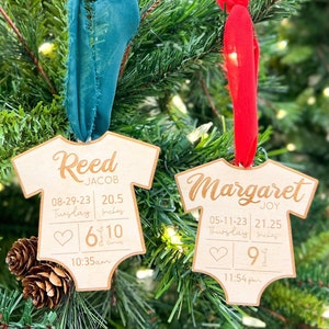 Personalisierte Baby Geburt Stat Ornamente | Babys erstes Weihnachten | Babyparty | Baby Strampelanzug | Holz Ornament | Weihnachten 2024