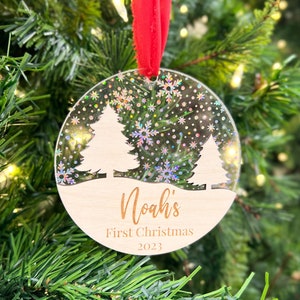 Gepersonaliseerde kerstversieringen voor baby's | Eerste kerstmis voor baby's op maat | Acryl holografische sneeuwvlokken houten ornament | Kerstmis 2024