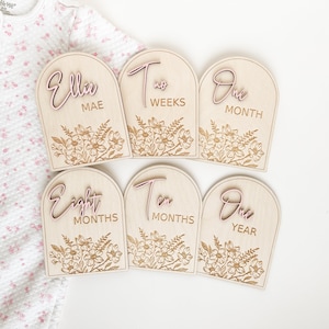 Marqueurs floraux arqués pour jalons mensuels | Cadeau de shower de bébé fille | Faire-part de naissance nouveau-né | Accessoire photo en bois gravé au laser | Chambre d'enfant