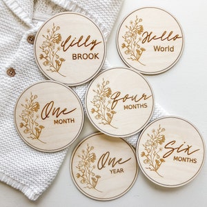 Marcadores de hitos mensuales de flores silvestres / Regalo para baby shower de niña / Anuncio de nacimiento de recién nacido / Accesorio fotográfico de madera grabado con láser / Guardería floral