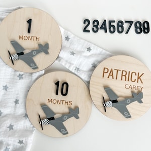 Marcadores de hitos mensuales de avión / Decoración de avión vintage P51 / Regalo para baby shower / Anuncio de nacimiento de recién nacido / Decoración de habitación de bebé de avión / Accesorio fotográfico