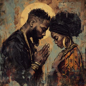 Puede incluir: Una pintura artística representa a un hombre y una mujer en oración, con la cabeza inclinada. El hombre lleva una chaqueta negra y joyas de oro, con un halo detrás de él. La mujer está adornada con un pañuelo en la cabeza, pendientes de oro y una prenda estampada, también con un halo.