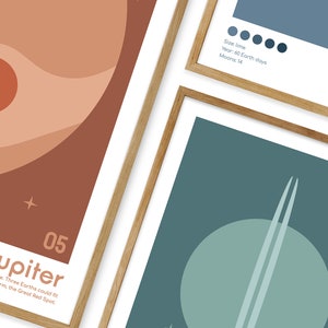 K&ouml;nnte beinhalten: Ein gerahmtes Poster mit einer minimalistischen Illustration von Jupiter, einem gro&szlig;en roten Planeten mit einem wei&szlig;en Stern im Hintergrund. Das Poster tr&auml;gt den Text "05 Jupiter" und eine Beschreibung des Planeten: "Der Riese. Drei Erden k&ouml;nnten in seinen massiven Sturm passen, den Gro&szlig;en Roten Fleck."