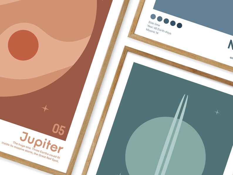 K&ouml;nnte beinhalten: Ein gerahmtes Poster mit einer minimalistischen Illustration von Jupiter, einem gro&szlig;en roten Planeten mit einem wei&szlig;en Stern im Hintergrund. Das Poster tr&auml;gt den Text "05 Jupiter" und eine Beschreibung des Planeten: "Der Riese. Drei Erden k&ouml;nnten in seinen massiven Sturm passen, den Gro&szlig;en Roten Fleck."