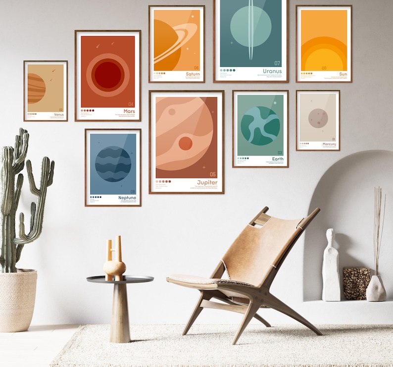 K&ouml;nnte beinhalten: Ein Set aus neun minimalistischen Postern mit Illustrationen von Planeten in einer ged&auml;mpften Farbpalette. Die Poster sind in Holz gerahmt und haben einen wei&szlig;en Hintergrund mit den Namen der Planeten, die unter jeder Illustration gedruckt sind. Die Planeten umfassen Venus, Mars, Jupiter, Saturn, Uranus, Neptune, Erde, Merkur und die Sonne.