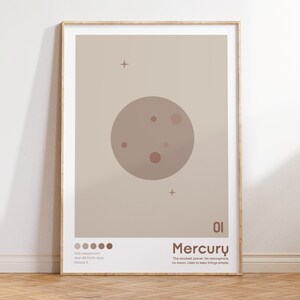 K&ouml;nnte beinhalten: Ein minimalistisches Poster mit beigefarbenem Hintergrund, das eine braune Illustration von Merkur, dem kleinsten Planeten unseres Sonnensystems, zeigt. Das Poster enth&auml;lt den Text "Merkur" und "Der kleinste Planet, keine Atmosph&auml;re, kein Mond. Mag es, die Dinge einfach zu halten." sowie die Nummer "01".