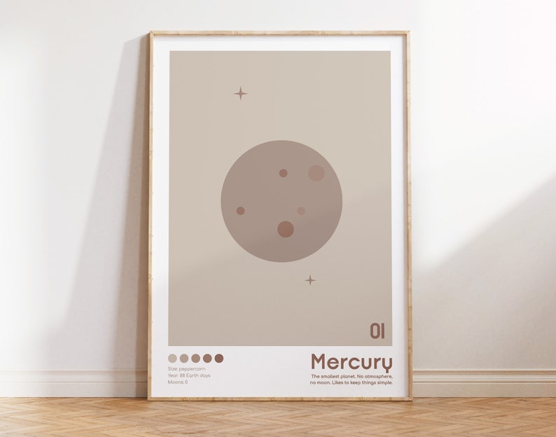 K&ouml;nnte beinhalten: Ein minimalistisches Poster mit beigefarbenem Hintergrund, das eine braune Illustration von Merkur, dem kleinsten Planeten unseres Sonnensystems, zeigt. Das Poster enth&auml;lt den Text "Merkur" und "Der kleinste Planet, keine Atmosph&auml;re, kein Mond. Mag es, die Dinge einfach zu halten." sowie die Nummer "01".