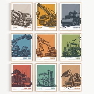 Peut inclure: Ensemble de 8 affiches de véhicules de chantier avec des illustrations d'une bétonnière, d'une grue, d'un rouleau compresseur, d'un camion à benne, d'une excavatrice, d'un tracteur, d'un camion à benne basculante et d'un chariot élévateur. Chaque affiche a un fond de couleur différent et le nom du véhicule est imprimé sous l'illustration.