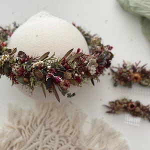 Puede incluir: Un juego de tres tazas de cerámica con un acabado mate moteado. Las tazas son en tonos crema, gris claro y gris oscuro. Cada taza tiene un diseño simple y minimalista, ideal para café o té.