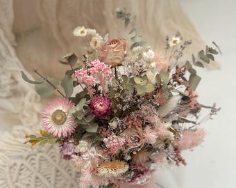 Arreglo floral de flores silvestres secas, delicado ramo de novia de siemprevivas, rosas naturales y margaritas, rosa pálido, rosa bebé y salvia.