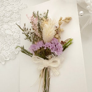 Cartão de felicitações de aniversário com flores secas e preservadas em uma caixa de presente, cartão de lembrança com buquê de flores secas, buquê de mini buquês