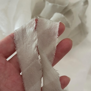nastro di seta pura al 100% strappato a mano color verde salvia grigio per eventi nuziali / nastri di alta qualità con bordo sfilacciato
