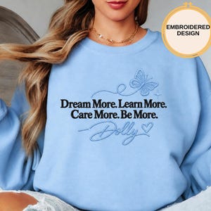 Embroidered RIP Dolly Parton Sweatshirt, Dream More Learn More Embroidered Sweatshirt, Dolly Quote Pullover, Country Music Memorial Gift Bild 7