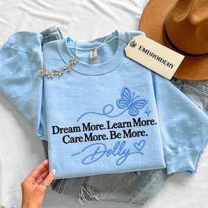 Embroidered RIP Dolly Parton Sweatshirt, Dream More Learn More Embroidered Sweatshirt, Dolly Quote Pullover, Country Music Memorial Gift Bild 2