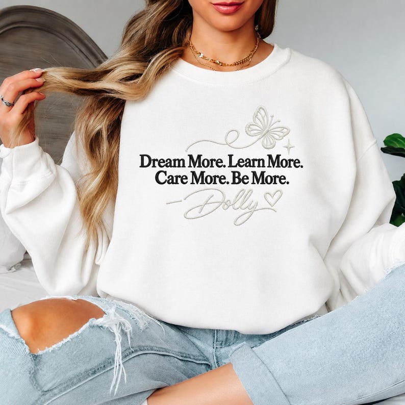 Embroidered RIP Dolly Parton Sweatshirt, Dream More Learn More Embroidered Sweatshirt, Dolly Quote Pullover, Country Music Memorial Gift Bild 5