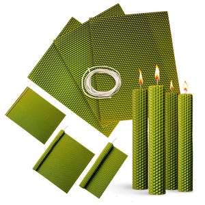 Può includere: Un assortimento di materiali verdi per la produzione di candele in cera d'api. L'immagine mostra fogli di cera a nido d'ape, stoppini e diverse candele arrotolate accese. Le candele hanno una superficie strutturata e sono di colore verde vibrante.