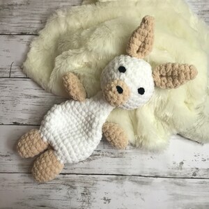 Alpaca to cuddle, crocheted cuddly toy