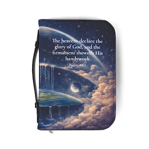Peut inclure: Une couverture de Bible zippée avec un paysage céleste représentant des cascades, des planètes et des nuages. Le texte "Les cieux proclament la gloire de Dieu, et l'étendue manifeste l'œuvre de ses mains Psaume 19:1" est visible.
