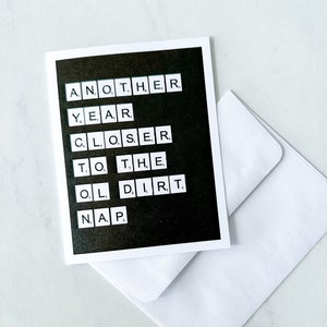 Cartão de aniversário engraçado, mais um ano mais perto do velho cochilo, velhice, além da colina, cartões para ele, scrabble, sarcasmo, rude, humor negro