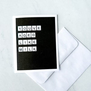 Carte d'anniversaire drôle, vous avez vieilli comme du lait, vieillesse, de l'autre côté de la colline, grossier, sarcasme, humour, adulte, scrabble, vieillir