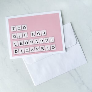 Carte d'anniversaire drôle, trop vieille pour Leonardo Dicaprio, vieillesse, culture pop, plus de 25 ans, carte pour elle, carte pour lui. 25e anniversaire