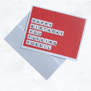 Carte d'anniversaire drôle | Carte de voeux grossière | Joyeux anniversaire fossile | Vieillesse | de l'autre côté de la colline | Humour | Dinosaure