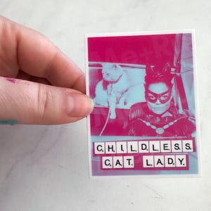 Sticker politique drôle, Dame aux chats sans enfant, Rétro, Kamala, Vote, 2024, Politique, Femmes chats, Amoureux des chats, Sans enfant, Femmes, Féminisme