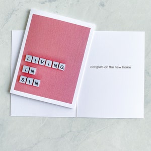 Carte de pendaison de crémaillère drôle, vivre dans le péché, carte de nouvelle maison, carte de nouvelle maison, bienvenue à la maison, sarcasme, humour, adulte, scrabble