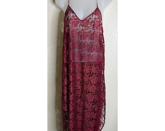 Vestido lencero grande para mujer Alexandra Nicole, color burdeos, con encaje floral y transparencias, estilo romántico.