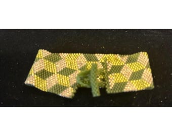 Pulsera tipo brazalete para mujer de 7 pulgadas, hecha a mano, con cuentas verdes y diseño geométrico de cubos 3D.