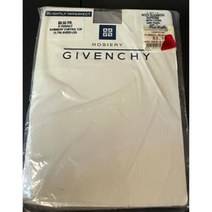 Puede incluir: Medias Givenchy en un sobre de cartón blanco dentro de una bolsa de plástico transparente. El empaque presenta el texto Slightly Imperfect, Body Gleamers Superbe with Lycra Grey Pearl y Hosiery Givenchy. El producto es una media con control.