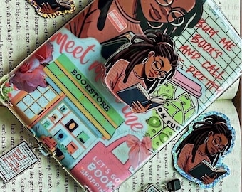 Puede incluir: Una colección de pegatinas y accesorios con temática de libros. Los diseños incluyen ilustraciones de una persona leyendo, el texto "Meet a Bookstore" y "Buy Me Books and Call Pretty". La paleta de colores incluye rosa, verde y marrón.