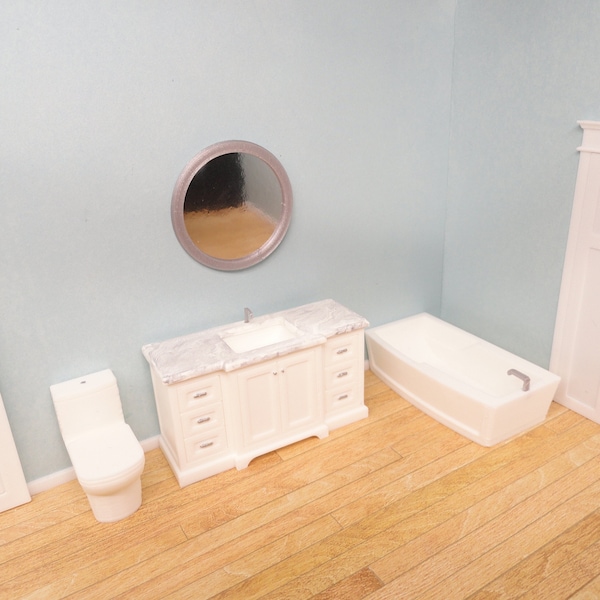 1:24 Miniatur-Puppenhaus-Badezimmer-Set (halbe Skala) - Waschtisch mit Marmor-Arbeitsplatte, Spiegel, Toilette und Badewanne.