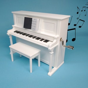 Piano op schaal 1:12 voor poppenhuis: pianomuziekdoos met slinger in wit