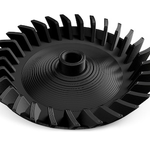 Puede incluir: Una hélice de ventilador de plástico negro con un cubo central y múltiples palas curvas. Las palas están dispuestas en un patrón circular alrededor del cubo.