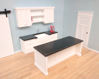 Cocina de muñecas en miniatura a escala 1:24 con fregadero moderno de estilo rústico, bases y partes superiores, isla, batidora de pie roja y gabinetes blancos y negros.