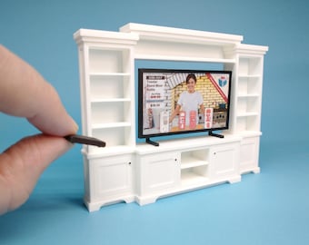 Televisor de pantalla plana en miniatura y centro de entretenimiento, mueble moderno y decodificador de cable a escala 1:24, ideal para casa de muñecas o diorama.