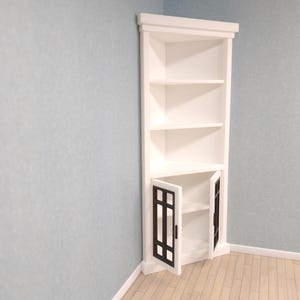 Hoekkast boekenkast poppenhuis in wit met openslaande deuren - schaal 1/12 of miniatuur schaal 1/24