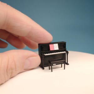 1:48 skaliertes Miniatur Klavier, Upright mit Bank und Notenblatt - Viertel Zoll Puppenhaus Skala