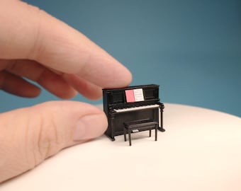 Piano miniatura vertical a escala 1:48 con banco y partituras (escala de casa de muñecas de un cuarto de pulgada)