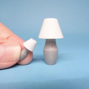 Puppenhaus Lampe, Miniatur Tischlampe Licht für Nachttisch oder Nachttisch.  Im Maßstab 1:12 oder 1:24.